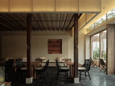 A modern and industrial restaurant with a modular design, featuring wood and concrete materials.