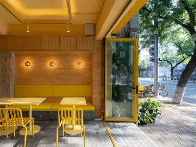 現代餐廳室內採用黃色座椅與餐桌設計。