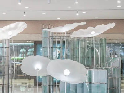 玻璃材質的零售空間店面，呈現有機的雲朵狀造型。