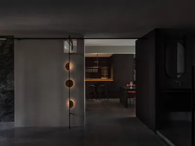 現代廚房室內空間，搭配深色木質櫥櫃與大理石檯面。