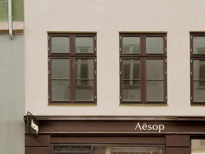 Aesop 店面採用玻璃與木質元素
