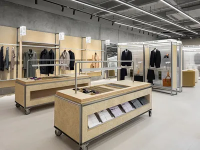 一間服裝零售店，擁有木質表面、金屬欄杆與混凝土牆面。