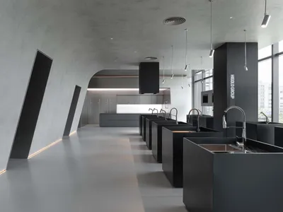 現代家具店內部，展示當代黑色金屬家具。