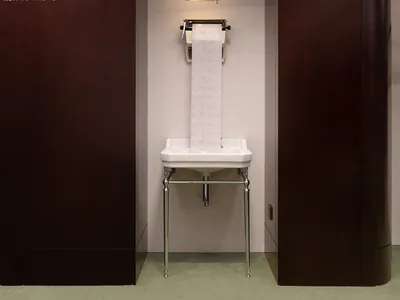 一間浴室，配有陶瓷衛浴設備、金屬裝飾，以及塑膠元素。