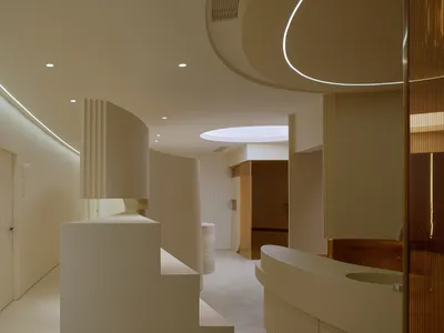 簡約餐廳室內擁有俐落線條、白色牆面與時尚當代設計。
