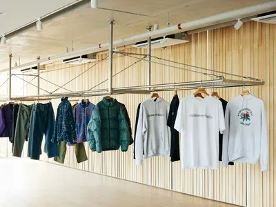 零售服裝展示，陳列多款外套、連帽衫與牛仔褲。