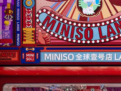 充滿活力的店面擁有色彩繽紛的招牌與明亮燈光，展示各式商品。