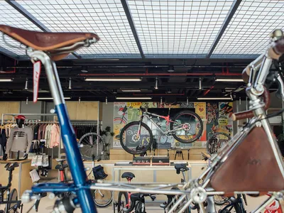 自行車店室內空間，展示金屬結構與自行車
