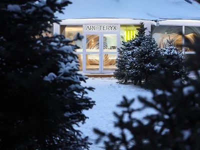 被雪覆蓋的零售店面，搭配玻璃圓頂與積雪屋頂。