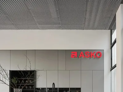 現代、俐落且具工業風的商業廚房，採用金屬與玻璃材質，配備 ASKO 品牌家電。