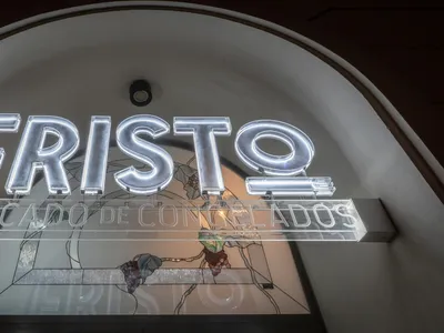現代餐廳入口，設有以霓虹玻璃製成的「FRISTO」發光招牌。