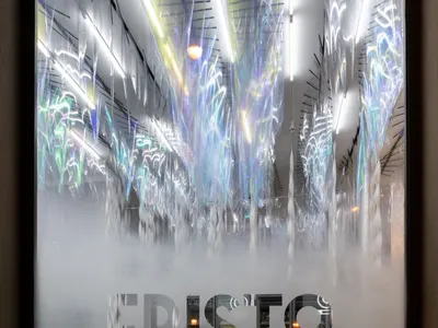 霧面店面玻璃窗，寫有「Fristo」字樣以及「Mercado De Congelados」字樣的霧面玻璃。