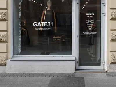 Gate31 店面櫥窗展示人體模特兒身上的服裝商品。