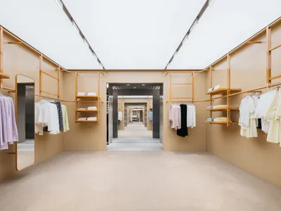 一間以簡約設計搭配木質元素為主的服裝零售店。