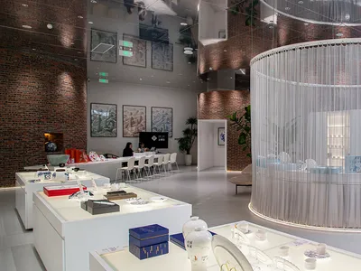 現代陶瓷店，展示玻璃與陶瓷陳列品。
