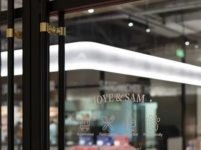 玻璃門展示餐廳酒吧入口