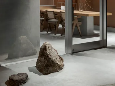 極簡餐廳室內，採用木質與混凝土材質