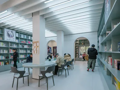 人們在現代圖書館書房內使用當代家具與拱門學習。