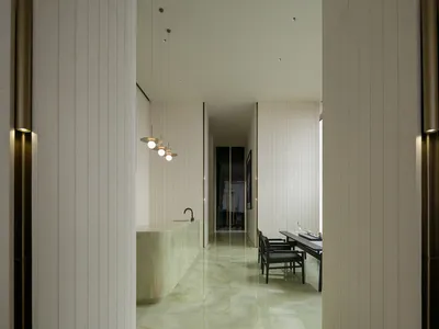 簡約風格的廚房，配有白色大理石檯面與地板。