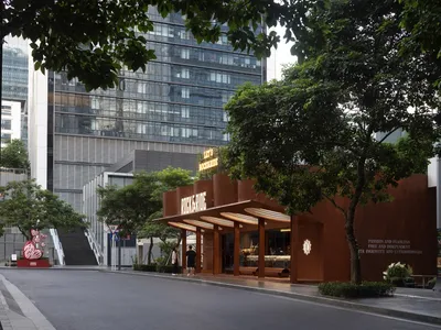 現代建築外觀採用金屬包覆，設計為餐廳，配有大片玻璃窗、天篷和小