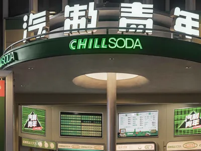 Chill Soda店面搭配綠色霓虹燈與金屬立面。