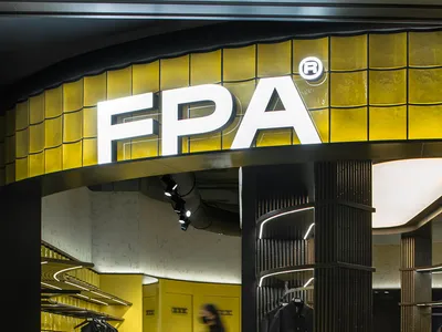 FPA 店面外觀，採用玻璃磚與鋼柱設計。