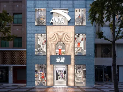 現代零售店面，玻璃展示窗、磚牆立面，以及城市小巷中的燈光設計。