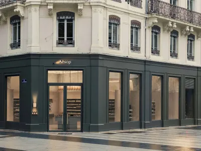 Aesop 店面配有大型玻璃窗。