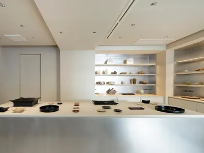 現代廚房中展示陶瓷餐具與陶藝作品。