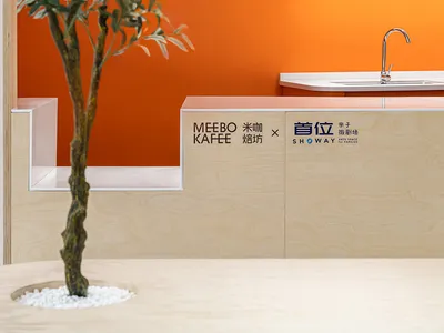 簡約餐廳室內採用橘色與白色材質。