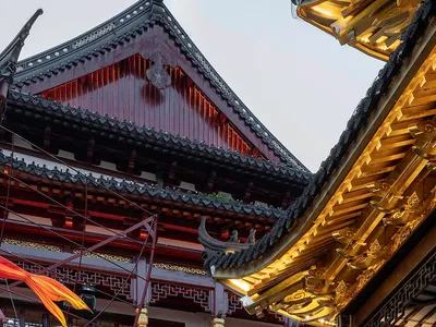 傳統中式店面，擁有華麗木構建築、玻璃窗與金屬欄杆。