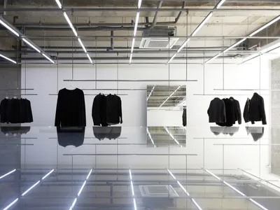 以金屬結構元素打造的現代服裝展示區。