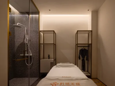簡約臥室，鋪設水磨石地板，擺放單人床。