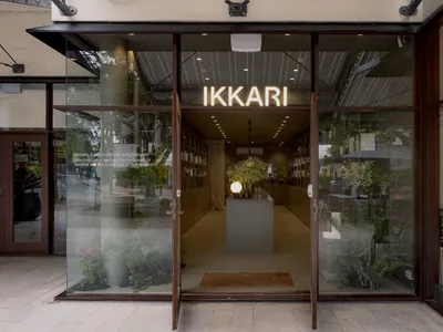 Ikari 餐廳店面採用玻璃牆面，並懸掛著寫有「IKKARI」的霓虹招牌。