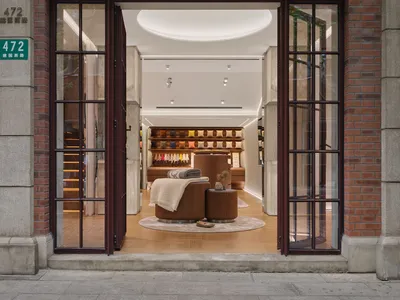 Frette 店面的大型玻璃門與磚牆外觀。