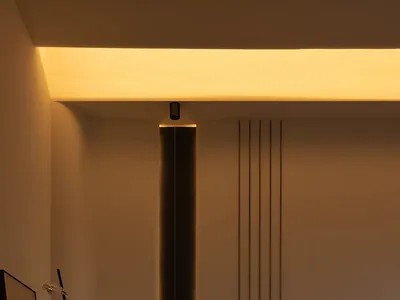 現代當代臥室照片，展示簡潔俐落的極簡金屬床頭櫃，搭配高腳基座設計。