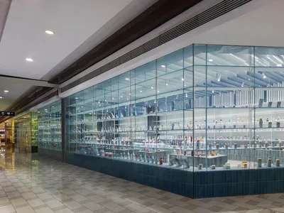 玻璃店面展示零售空間內貨架上的各式商品。
