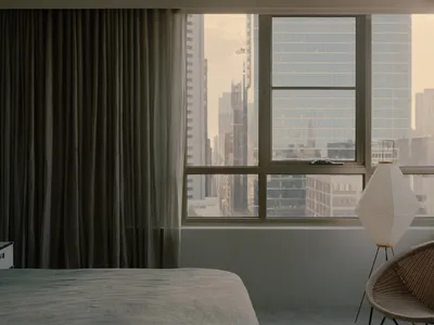 現代臥室，窗上掛著質感灰色窗簾