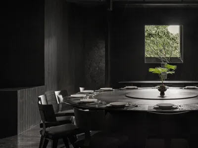 現代簡約餐廳室內，採用深色調與木質材料。