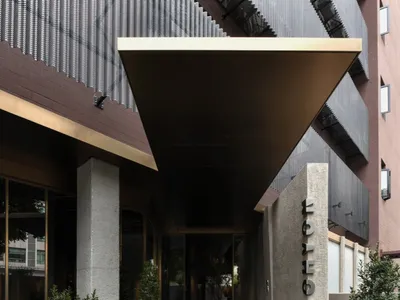 現代酒店入口採用混凝土與玻璃材質。