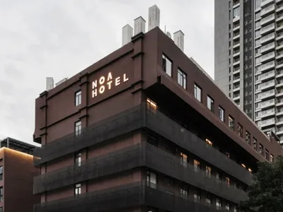 一座擁有黑色混凝土外牆的現代酒店建築。