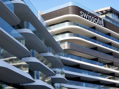 Swissotel 飯店採用現代玻璃與混凝土設計特色。
