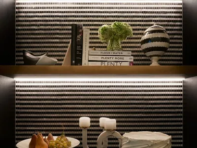 現代雞尾酒吧配有大理石吧台，架上擺放蛋糕、水果與書籍。
