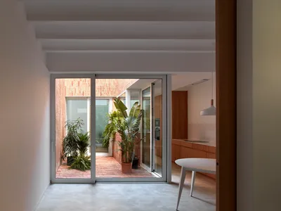 現代廚房擴建空間，採用混凝土與磚材打造。