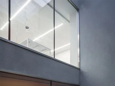 現代廚房室內空間，設有玻璃牆與木質餐桌。
