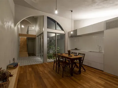 簡約住宅廚房，採用白色與木質元素。