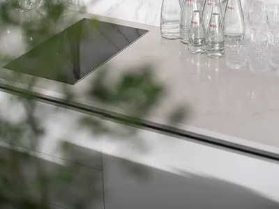極簡住宅廚房，採用玻璃與大理石材質。