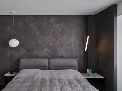 現代臥室以深色質感牆面、灰色絨布床以及極簡設計元素為特色。
