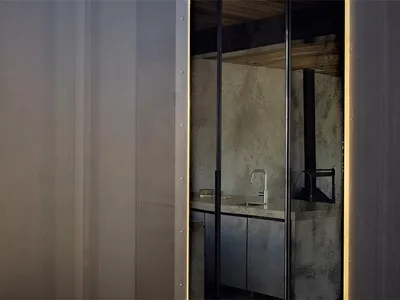 現代廚房搭配大理石檯面與混凝土牆面