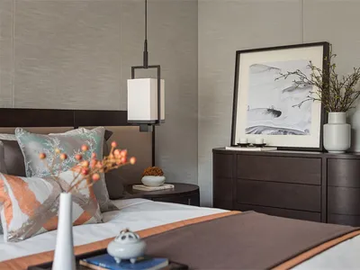 一間現代簡約臥室，展示深色木質家具、吊燈、裱框畫作以及各式裝飾元素